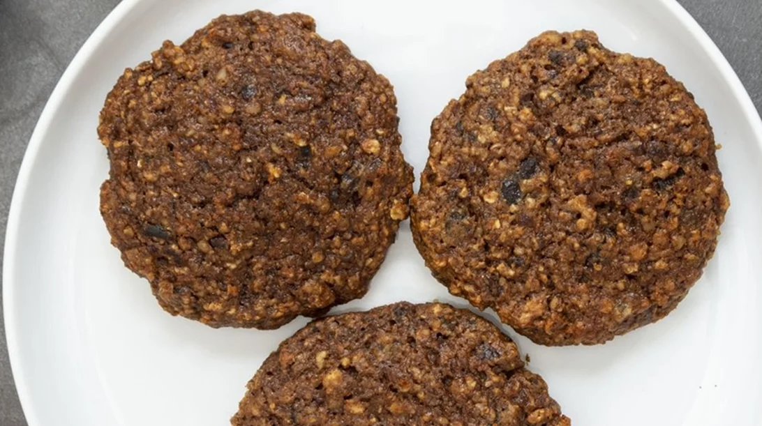 Τραγανά σοκολατένια μπισκότα με κινόα και άλλα 2 υλικά