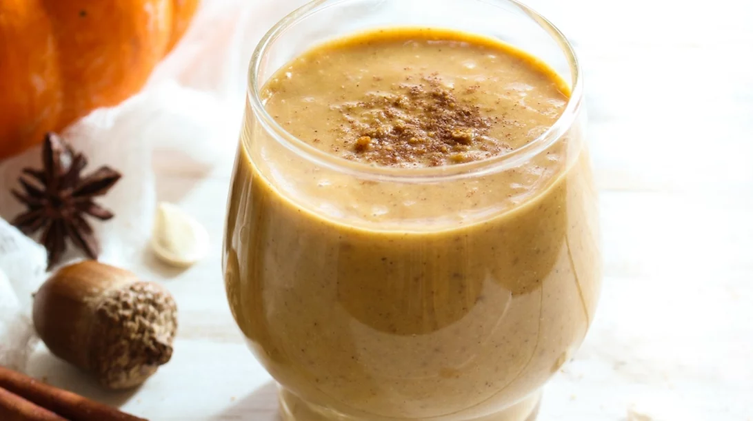 Αυτό το smoothie (με μόλις 4 υλικά) έχει τη γεύση ενός πραγματικού κομματιού κολοκυθόπιτας