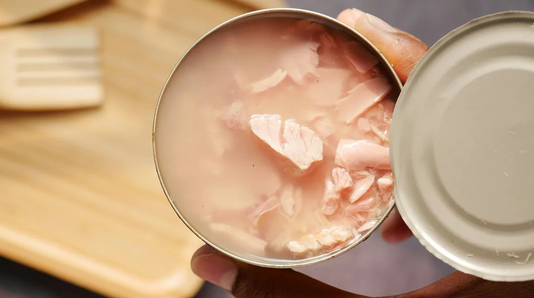 Τόνος σε νερό ή σε λάδι; Ποιες είναι οι σημαντικές διαφορές και τι να επιλέξεις