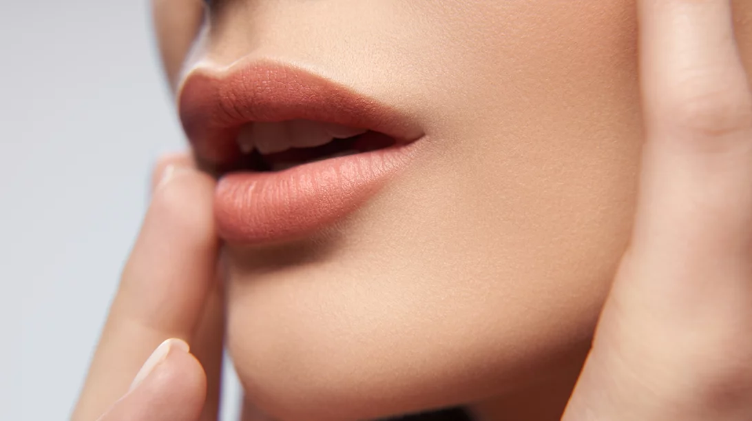 Φυσικά, ζουμερά χείλη χωρίς filler – Τα TikTok tricks που αξίζει να δοκιμάσεις