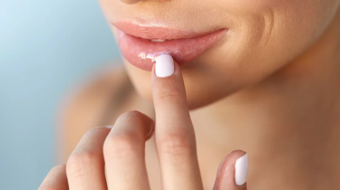 Ζουμερό αποτέλεσμα στα χείλη με αυτά τα 10 καλύτερα lip oils