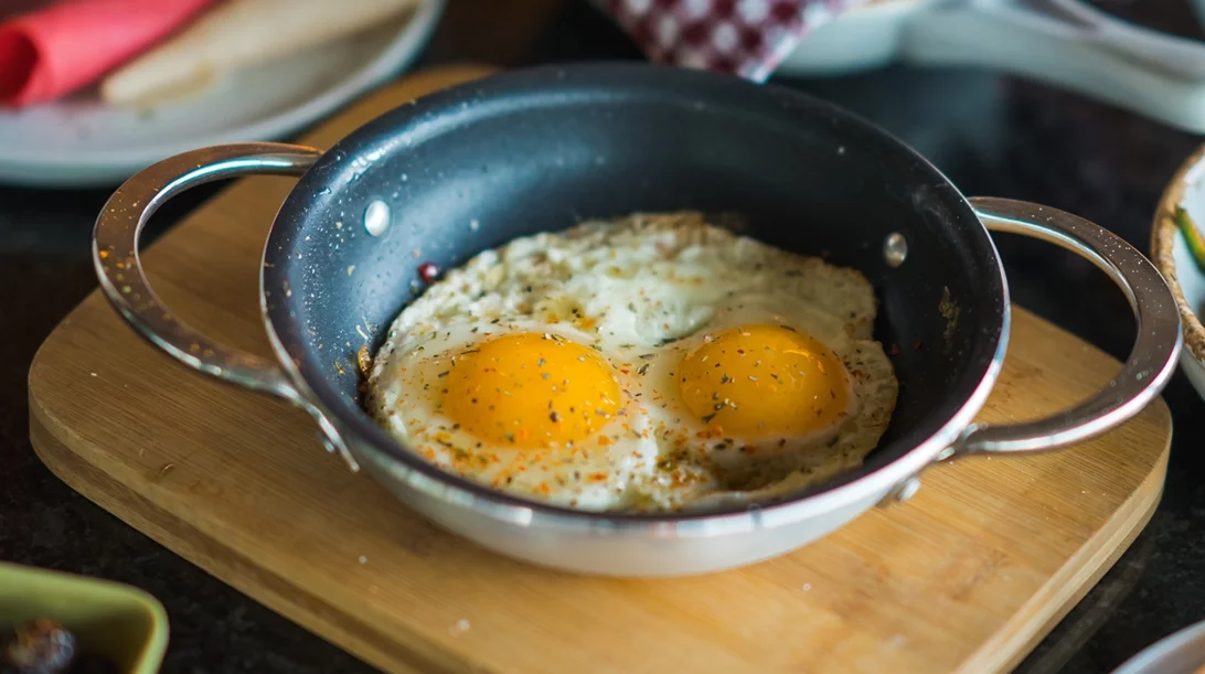 Αυγά: Το Νο1 λάθος που τα κάνει ανθυγιεινά – και ο πιο σωστός τρόπος να τα καταναλώνεις