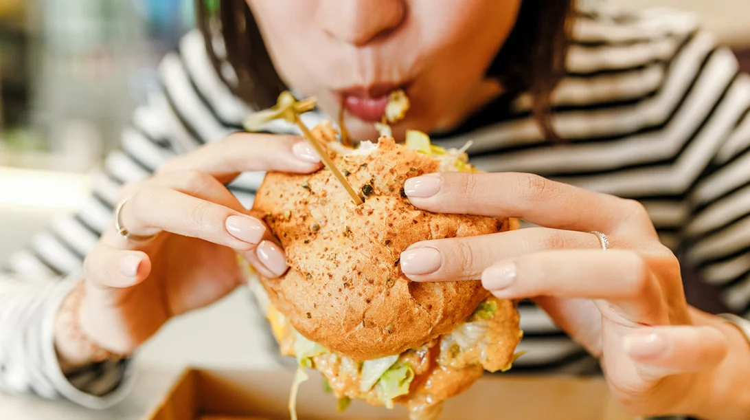 Νυχτερινή υπερφαγία: Αίτια και συμπτώματα της διαταραχής