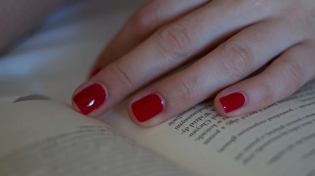 Πέντε μεταβατικές αποχρώσεις μανικιούρ για να υποδεχθείς το φθινόπωρο