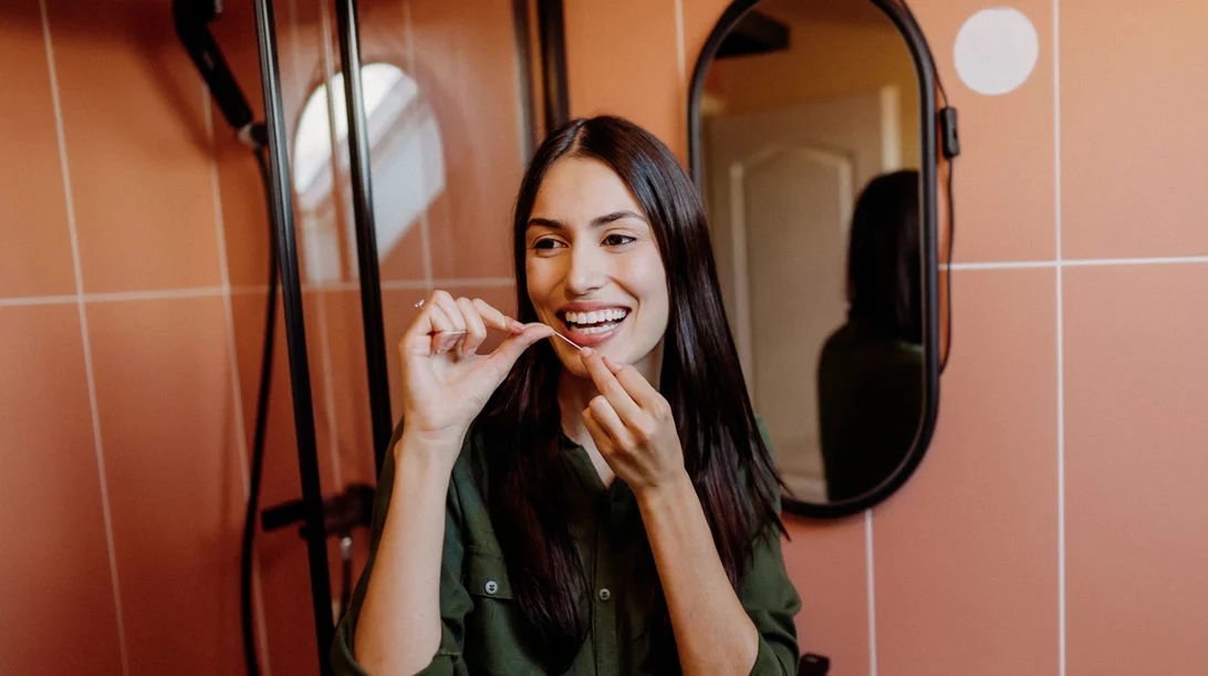 5 καθημερινές συνήθειες που καταστρέφουν τα δόντια σου – και τι προτείνουν οι οδοντίατροι