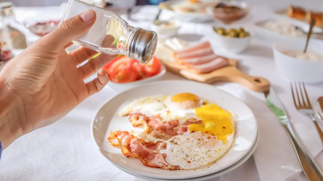 Πόσο αλάτι πρέπει να καταναλώνεις με τα γεύματά σου;