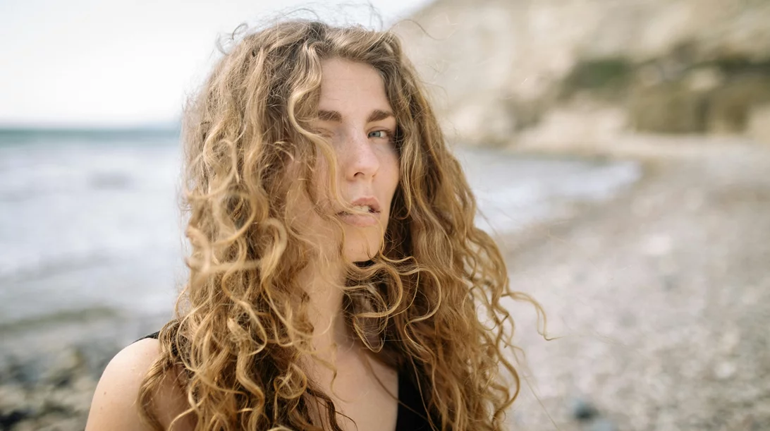 Το κολλαγόνο μειώνεται το καλοκαίρι - 5 σημάδια SOS που φωνάζουν "έλλειψη" και τι να κάνεις