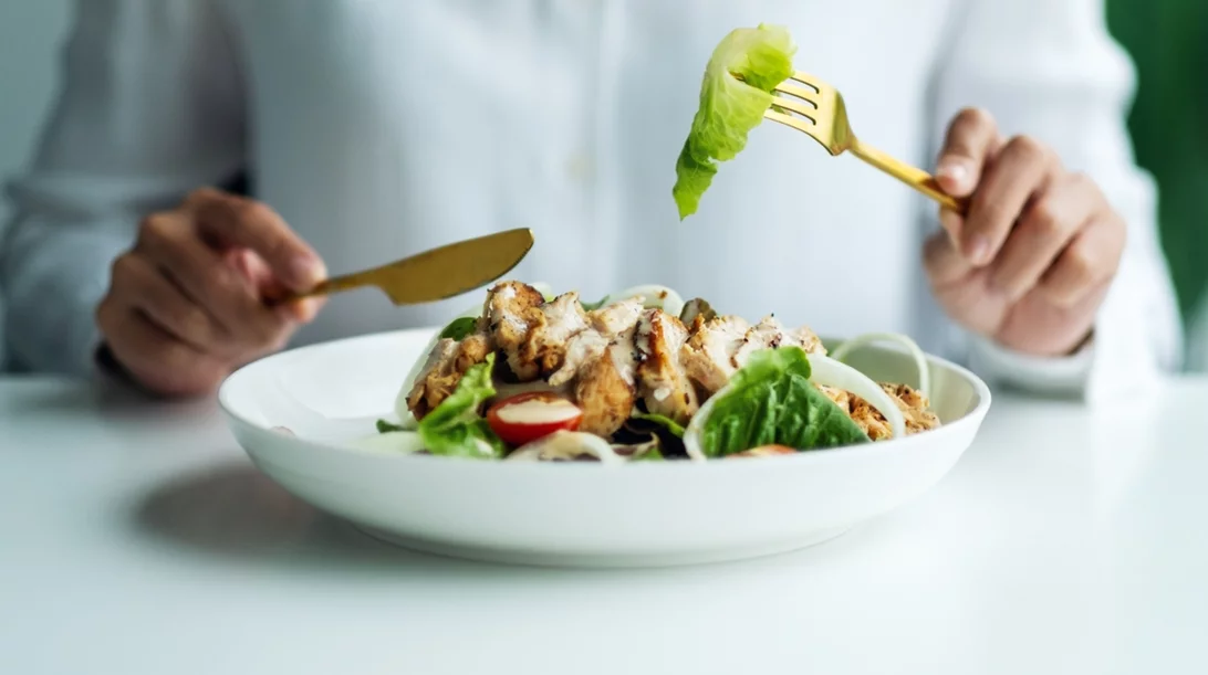 Ο νο1 κανόνας για καλή πέψη (και οι καλύτεροι συνδυασμοί τροφών)