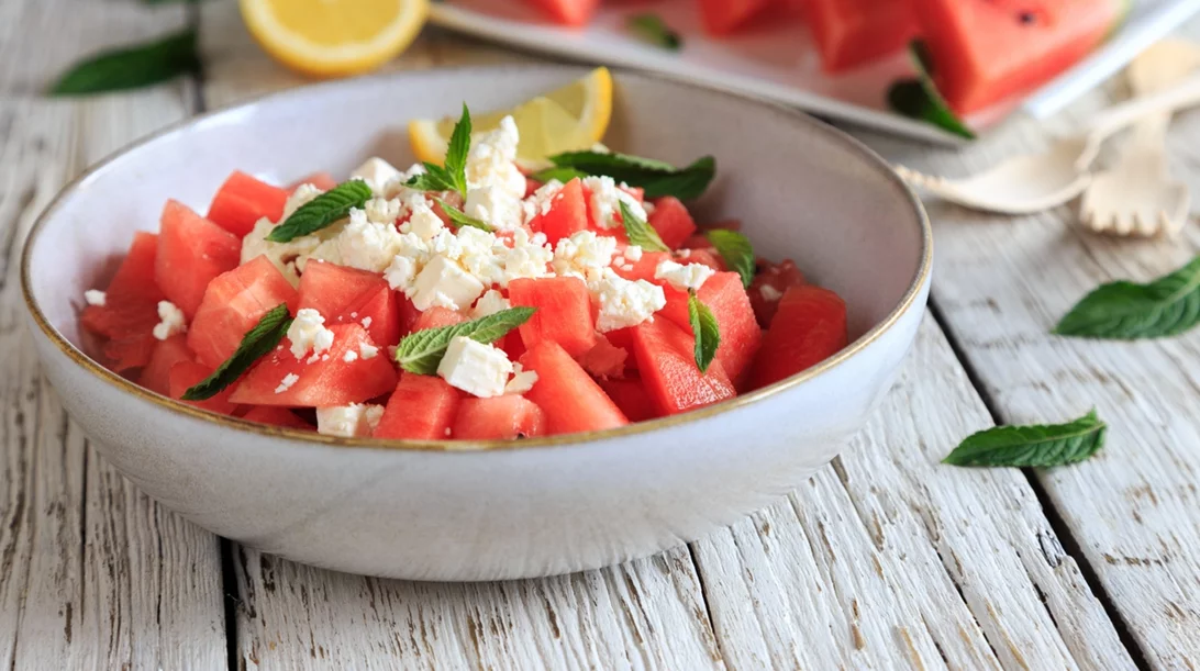 Τέσσερις καλοκαιρινές σαλάτες με φρούτα από τη διατροφολόγο