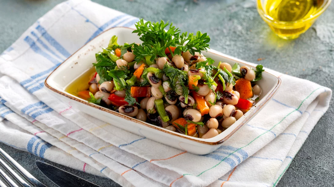 Σαλάτα με φασόλια μαυρομάτικα και φαγόπυρο