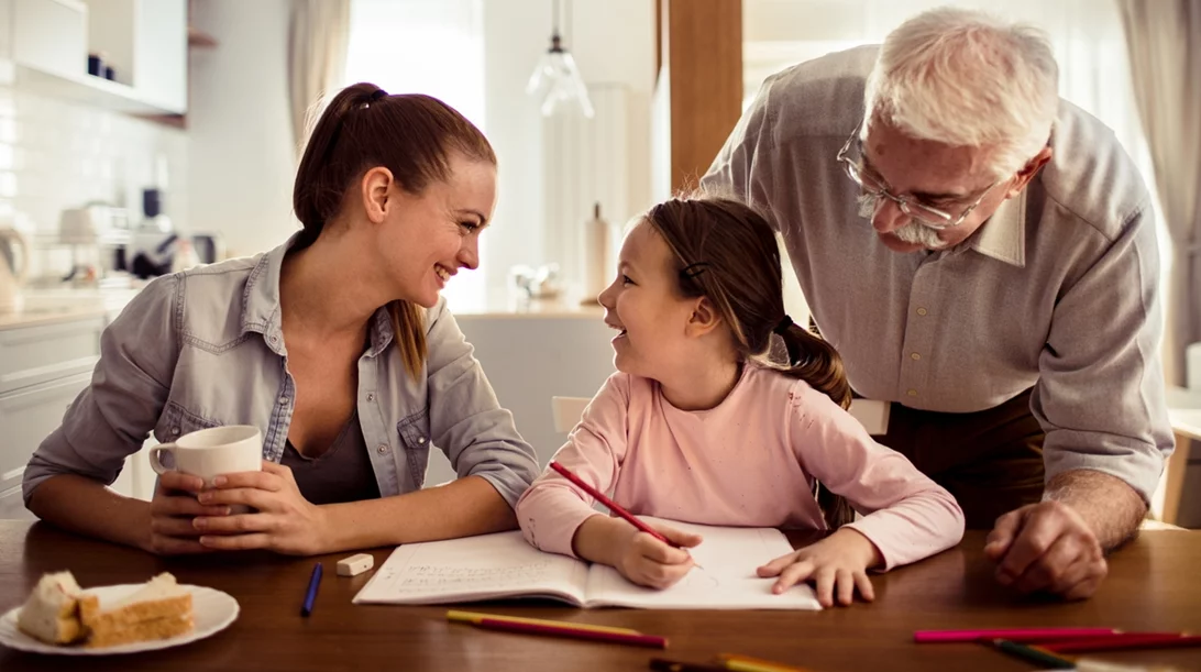 Δουλειά, παιδιά, γονείς: Τι είναι η "γενιά - σάντουιτς" και πώς επιβιώνει με τόσες υποχρεώσεις;