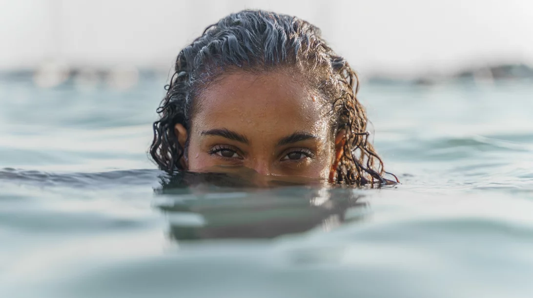 Γιατί τσούζουν τα μάτια μας όταν είναι ανοιχτά κάτω από το νερό; Είναι επικίνδυνο;