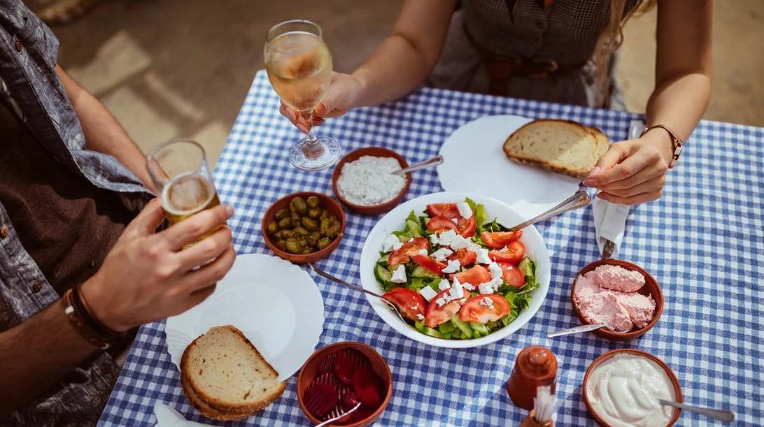 Έντονο φούσκωμα; Αυτό το φρούτο "σπάει" τις πρωτεΐνες - αρκεί για πιο εύκολη πέψη