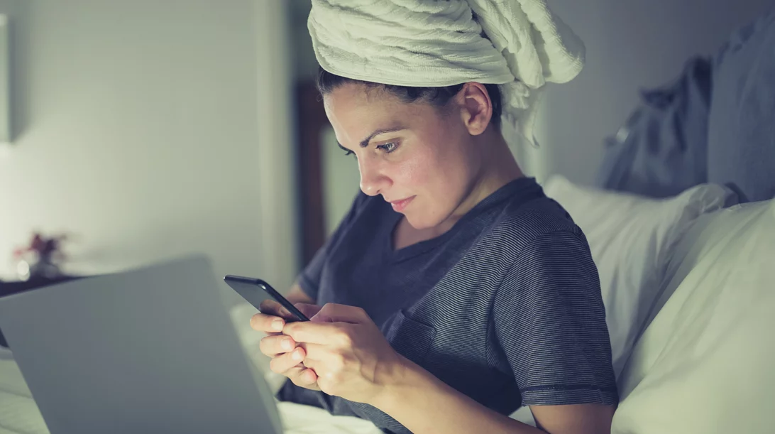 Κάνει να κοιμάμαι με βρεγμένα μαλλιά; Οι πιθανές "παρενέργειες"