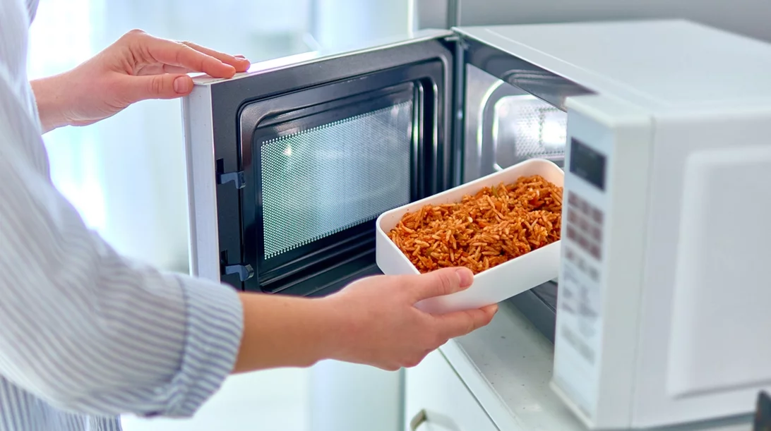 Μικροκύματα: Σκοτώνουν όλα τα μικρόβια στο φαγητό που ζεσταίνουμε; Τι λέει νέα έρευνα