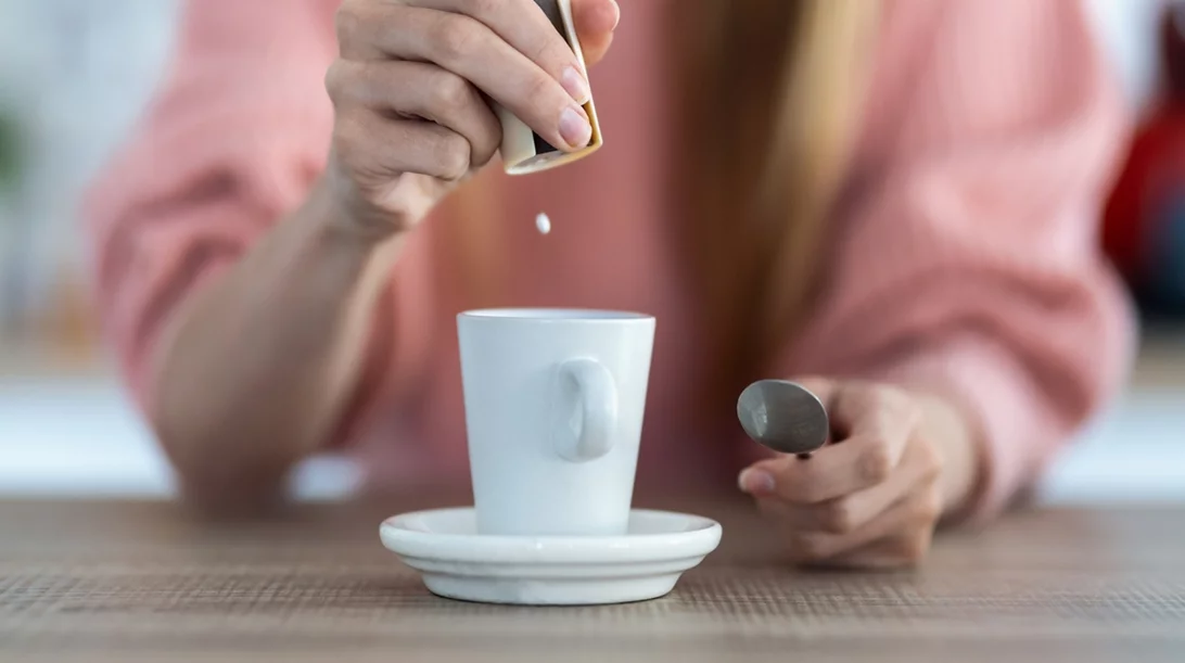 Νέες οδηγίες ΠΟΥ για γλυκαντικά: Πώς θα μειώσεις τα πρόσθετα σάκχαρα στη διατροφή σου;