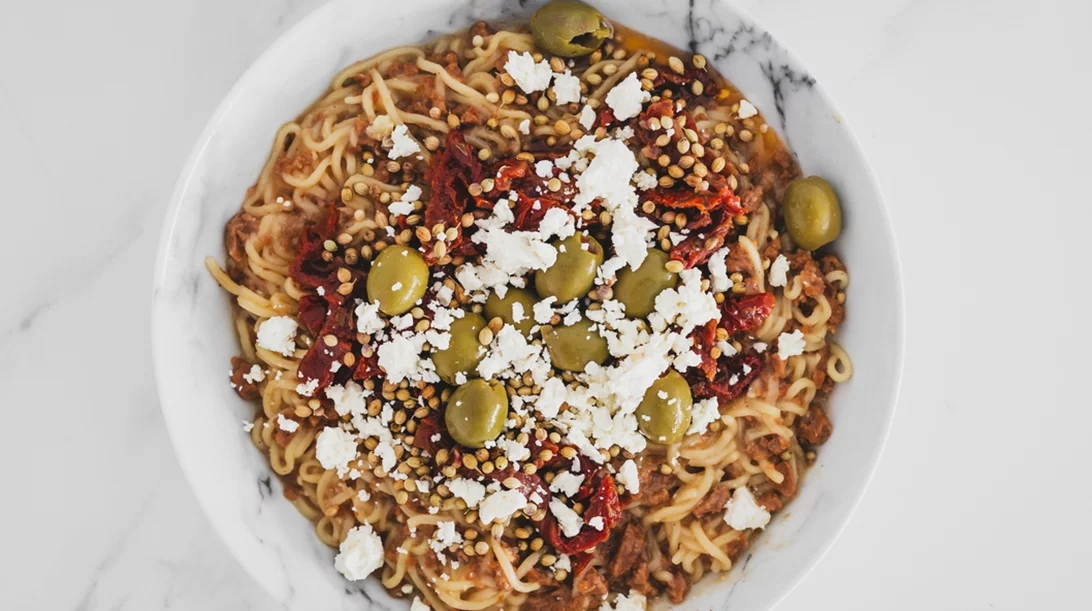 Noodles αλά ελληνικά: Ένα twist με φακές, ελαιόλαδο και φέτα!