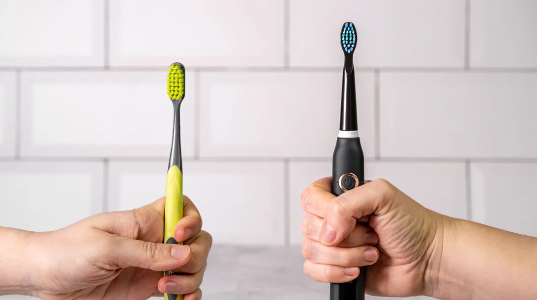 Ηλεκτρική οδοντόβουρτσα Vs χειροκίνητη: Ποια συστήνει ο οδοντίατρος