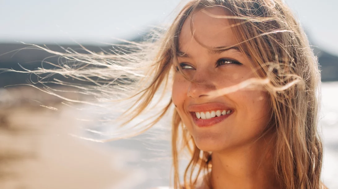 Dreamy hair: 5 SOS tips για να προστατεύσεις αποτελεσματικά τα μαλλιά σου στις διακοπές