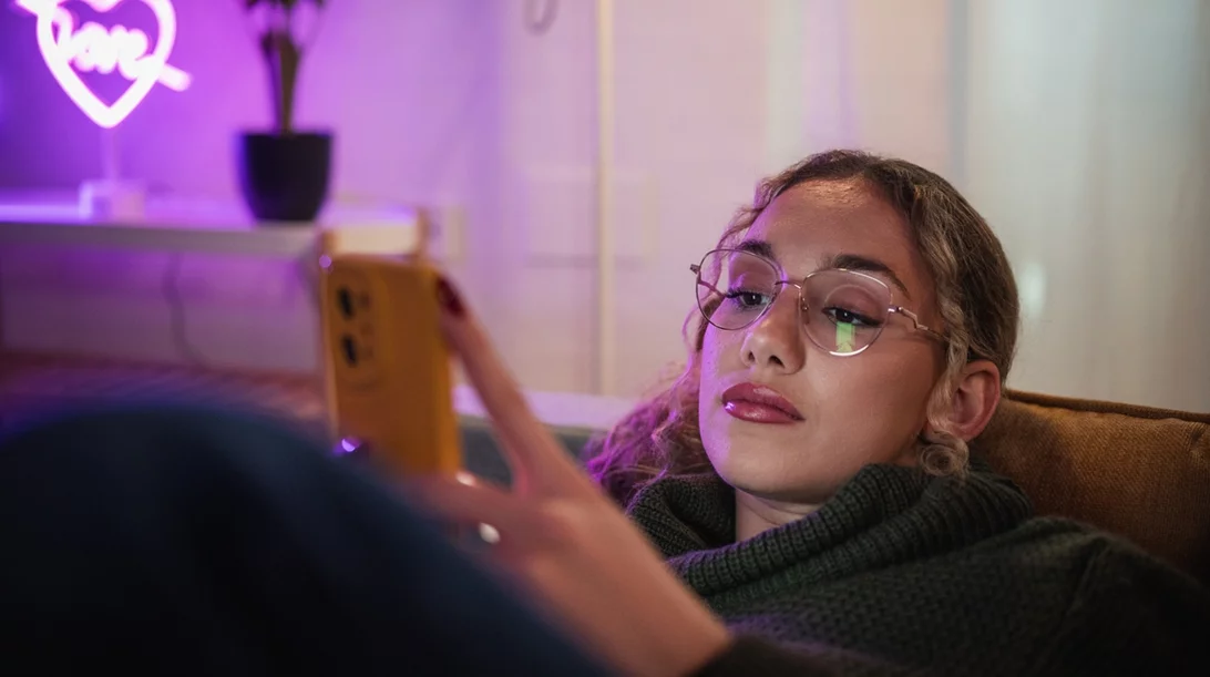 Προτιμάς να στέλνεις μήνυμα αντί να κάνεις κλήσεις; Τι λέει για σένα η ψυχολογία