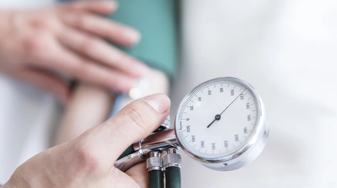 Αρτηριακή πίεση: Το κοινό λάθος που μπορεί να οδηγήσει σε λανθασμένη διάγνωση