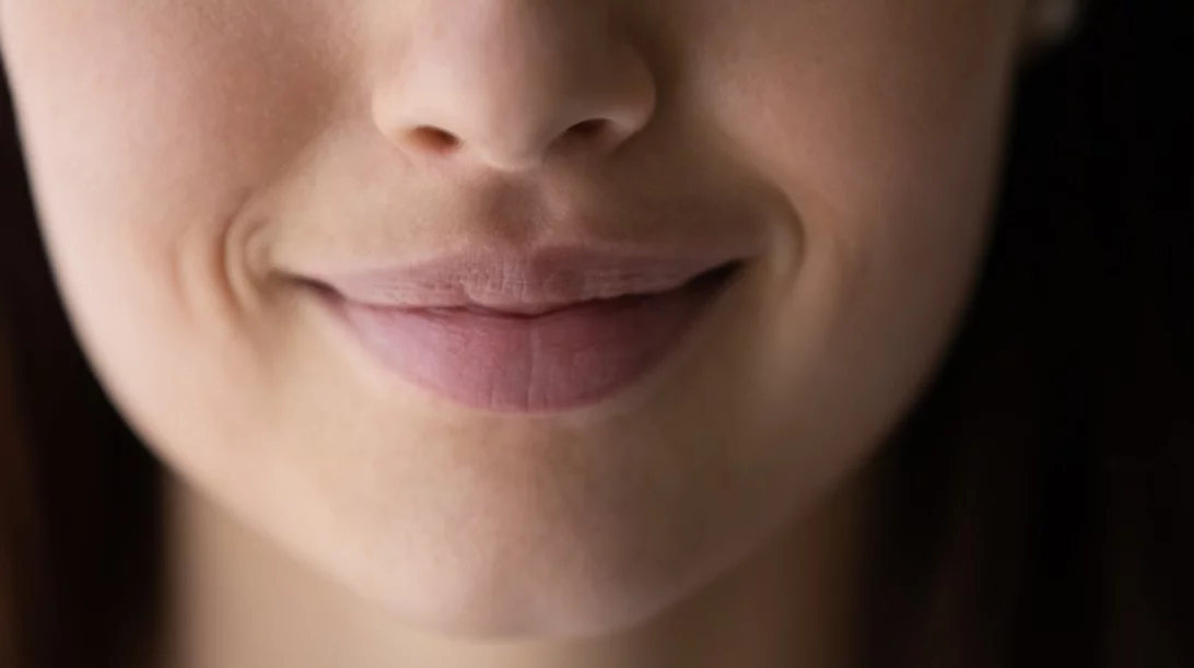 3 τρόποι που θα σε βοηθήσουν να "σβήσεις" τις ρυτίδες γύρω από το στόμα
