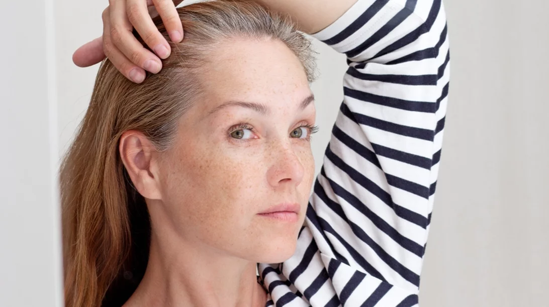 Βαρέθηκες να βάφεις τα μαλλιά σου; 3 τρόποι μια ομαλή μετάβαση στο φυσικό γκρι χρώμα