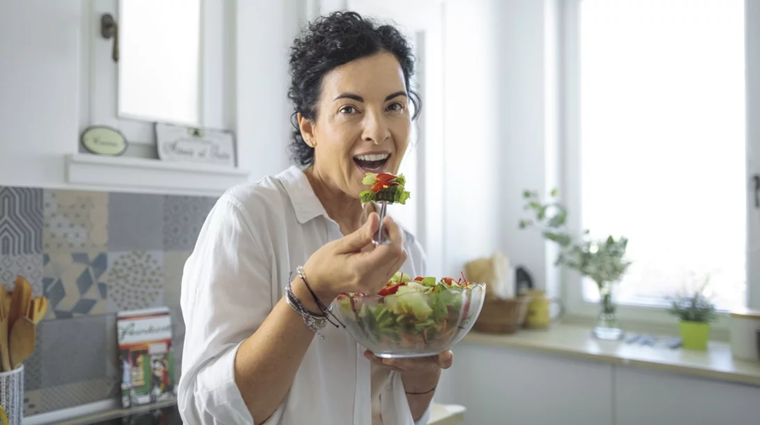 Διατροφή στην εμμηνόπαυση: Πού χρειάζεται να δώσεις προσοχή;