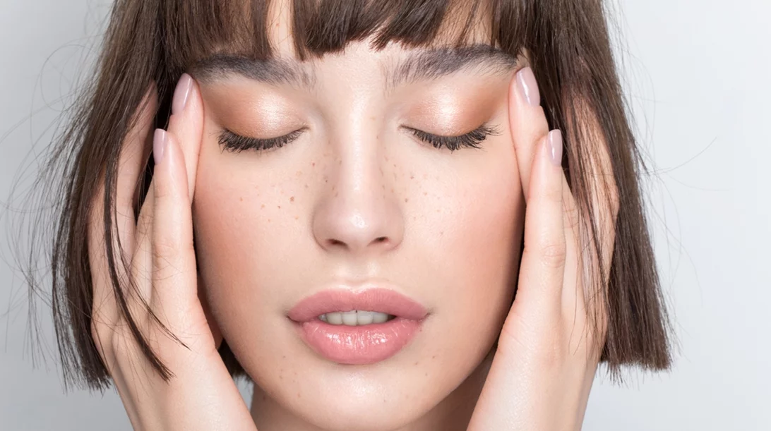 Θες εφέ "brow lift"; 3 φυσικές μέθοδοι για ανυψωμένα φρύδια