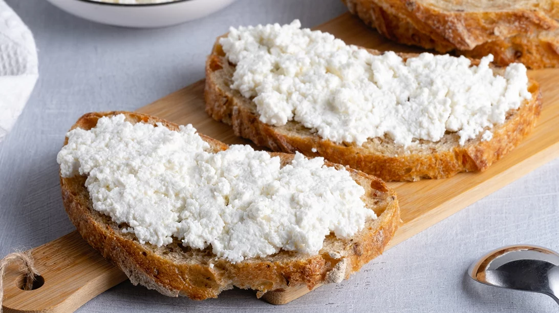 Τρως cottage cheese για πρωτεΐνη; Ξανασκέψου το – Δες ποιο τρόφιμο το ξεπερνά