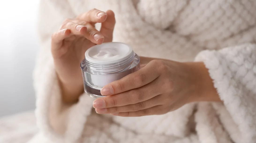 6 δροσερές κρέμες ματιών που προσφέρουν εφέ lifting στην περιοχή