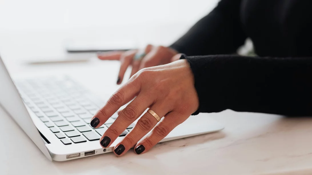 7 χειμωνιάτικα μανικιούρ που κάνουν ακόμα και το πιο απλό σύνολο να δείχνει ακριβό