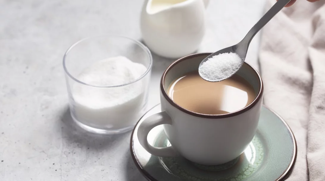 Αντί για ζάχαρη: Τι προτείνουν οι έρευνες για φυσική εναλλακτική στον καφέ σου (δεν είναι το μέλι)