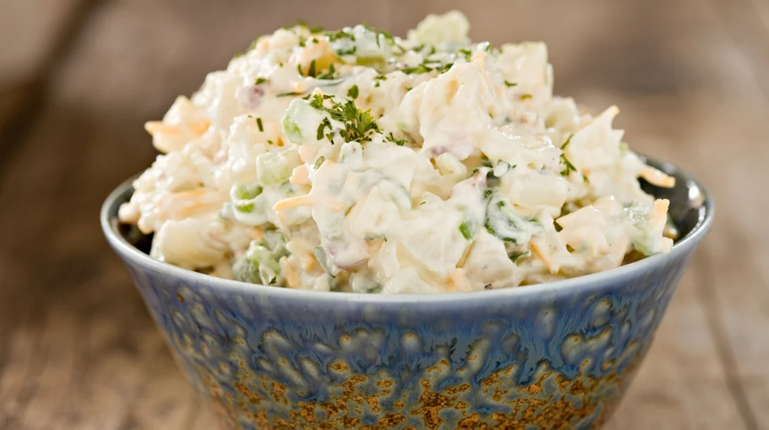 Σαλάτα με σέλερι, μήλο και χουρμάδες: Το τέλειο γεύμα για κάθε στιγμή της ημέρας