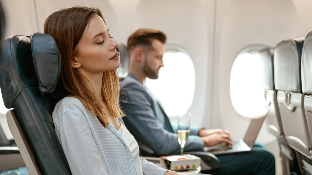 Πώς θα καταφέρεις να κοιμηθείς στο αεροπλάνο;