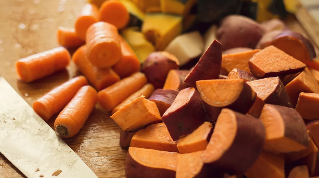 Καρότα vs. γλυκοπατάτες: Ποια είναι η πιο θρεπτική επιλογή;