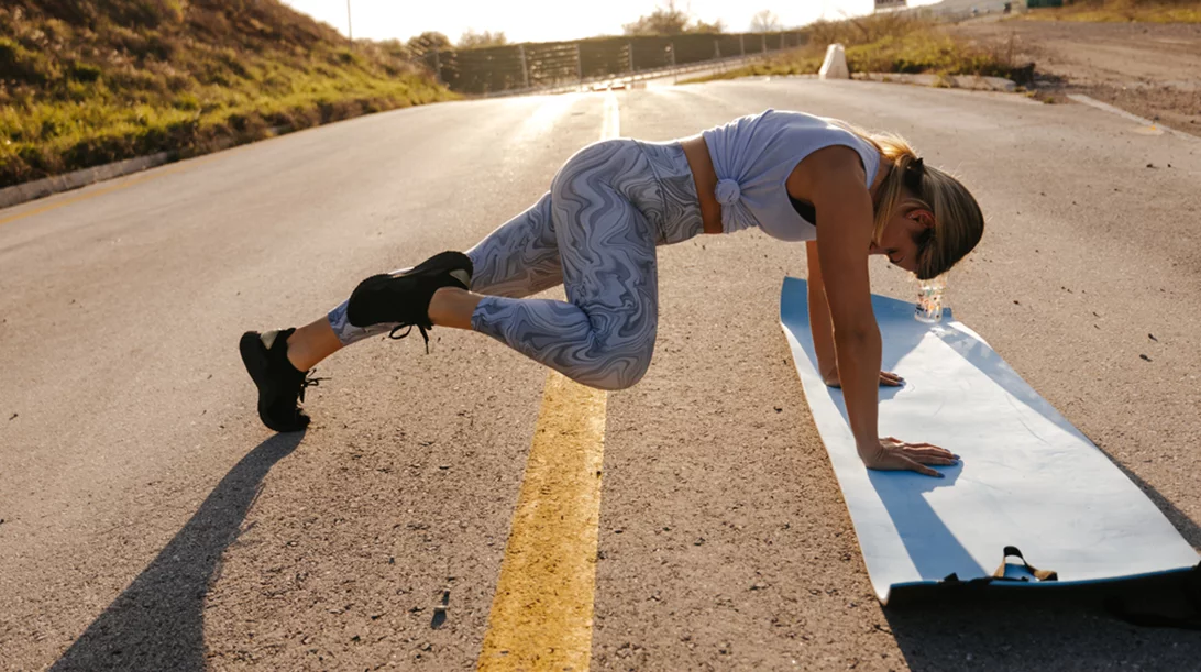 Οι 2 κορυφαίες ασκήσεις στο σπίτι για γράμμωση σε γλουτούς και πόδια
