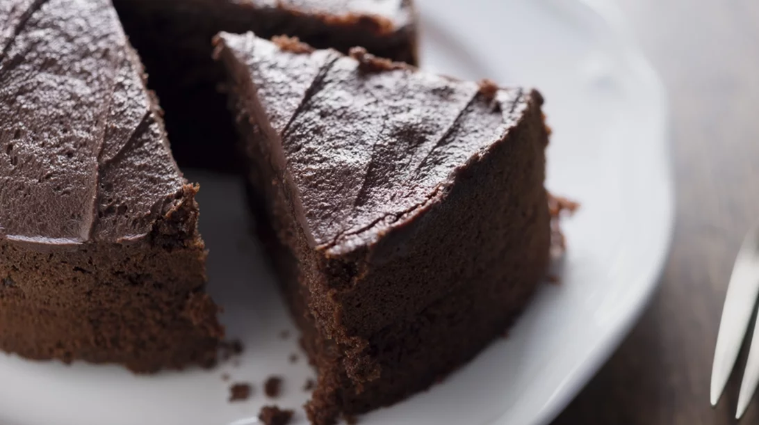 Σοκολατένιο κέικ με κακάο και 2(!) ακόμα υλικά - χωρίς αλεύρι ή ζάχαρη!