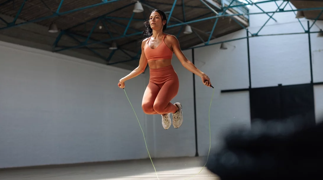 Υπάρχουν προπονήσεις που καίνε 1.000 θερμίδες; (7 τρόποι να τις κάψεις ρεαλιστικά + πόσο καιρό θα σου πάρει)