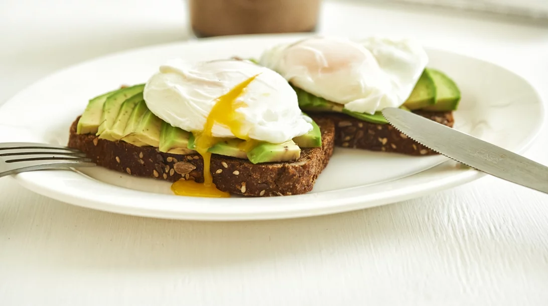 Αβοκάντο με αυγό: Γιατί είναι ο ιδανικός συνδυασμός για ένα απόλυτα υγιεινό πρωινό;