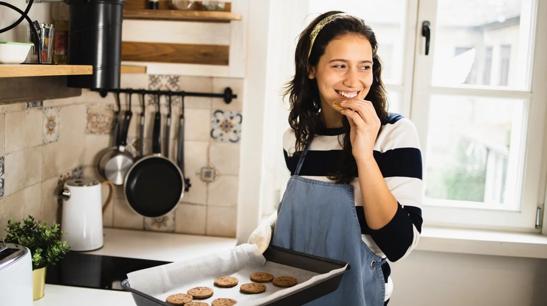 Τρως πάντα "στο πόδι" επειδή "κάνεις διατροφή"; Γιατί δεν έχει αποτέλεσμα και πώς θα μάθεις ξανά να τρως