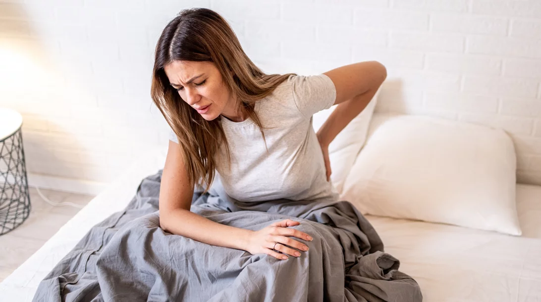 Ορθοπεδικός αποκαλύπτει: Οι 3 απλές ασκήσεις που μειώνουν τον πόνο στη μέση στο σπίτι