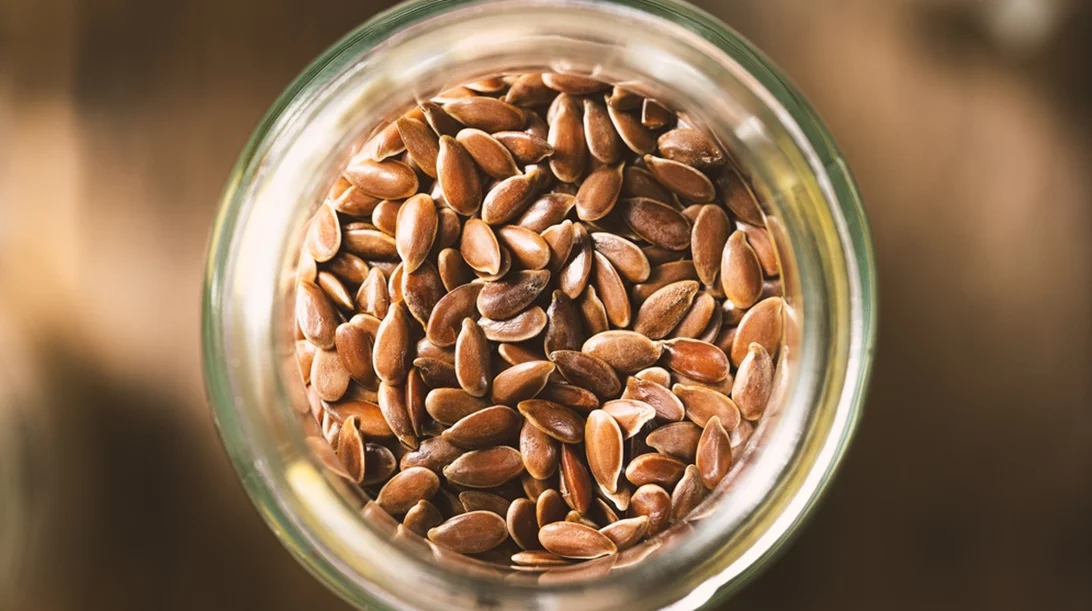 Για απώλεια βάρους, για υγεία των μαλλιών/δέρματος: Οι καλύτεροι τρόποι να καταναλώσεις τον λιναρόσπορο