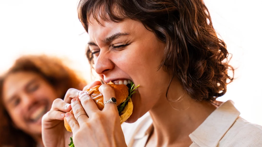 Ο καθημερινός "ένοχος" που σε σπρώχνει σε junk food και γλυκά – Πώς να σταματήσεις τις λιγούρες