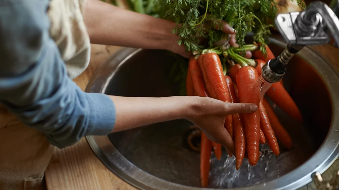 Πώς να προστατευτείς από τα μικρόβια: Ο σωστός τρόπος να πλύνεις φρούτα και λαχανικά