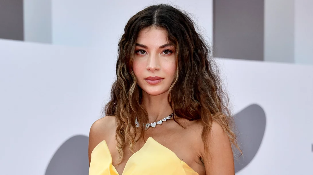 3 κομψά χτενίσματα, ιδανικά για σένα που είσαι καλεσμένη σε φθινοπωρινό γάμο (ή βάφτιση)