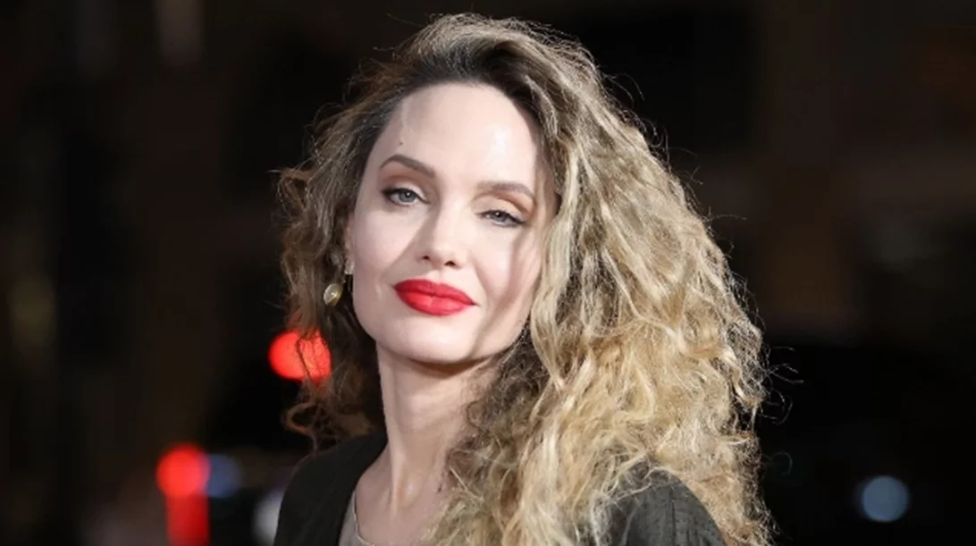 Βρήκαμε το αγαπημένο κόκκινο κραγιόν της Angelina Jolie