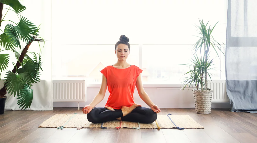 Τα πιο κοινά λάθη που κάνουμε στην εκτέλεση της γιόγκα από το σπίτι