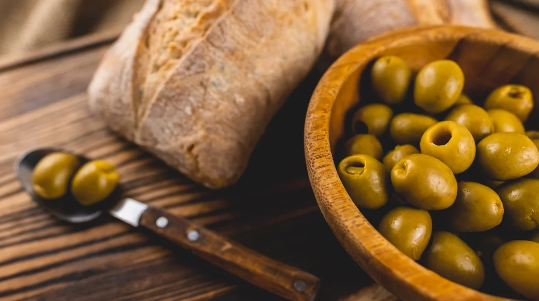 Ελαιόλαδο ή ελιές; Τι είναι καλύτερο για τη διατροφή και την υγεία;