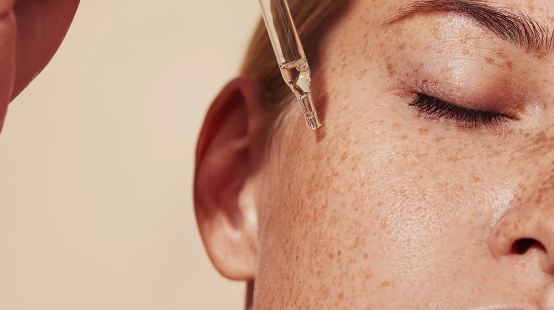 Το οικονομικό serum που χαρίζει εφέ botox σε μισή ώρα